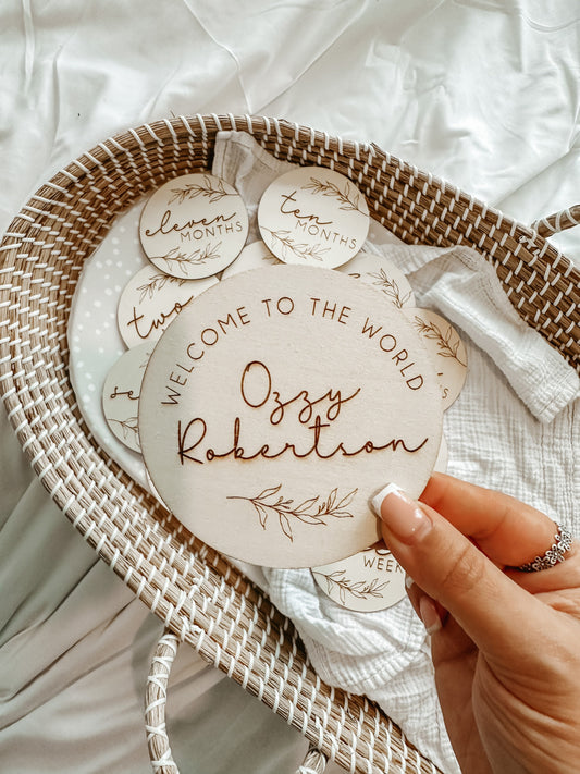 Wooden Baby Milestone Plaques. Keepsake Newborn Decoration. Wooden Baby Gift. Social Media Photo Prop Disc