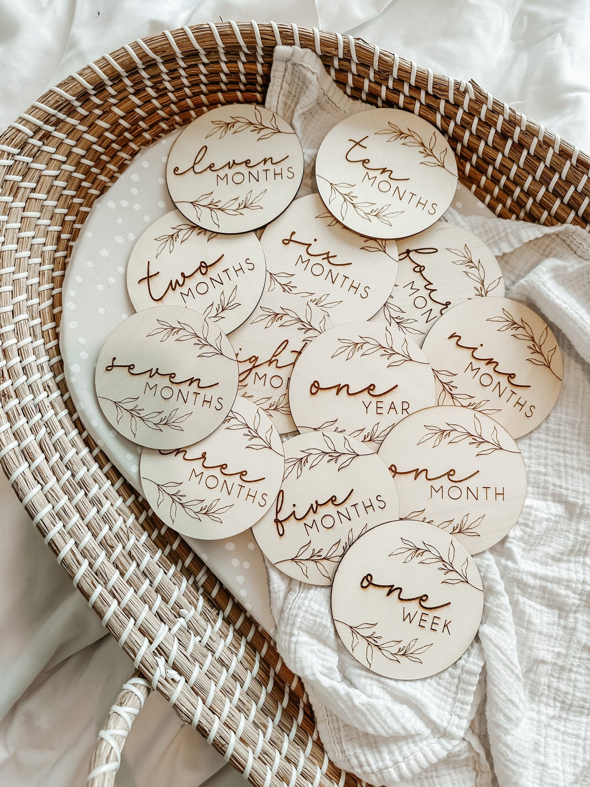 Wooden Baby Milestone Plaques. Keepsake Newborn Decoration. Wooden Baby Gift. Social Media Photo Prop Disc