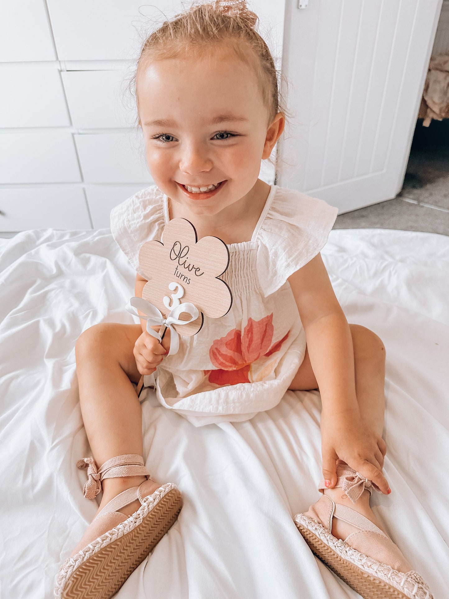 Wooden Flower Birthday Wand. Keepsake Decoration. Wooden Baby Gift. Social Media Photo Prop Disc. Milestone plaques.