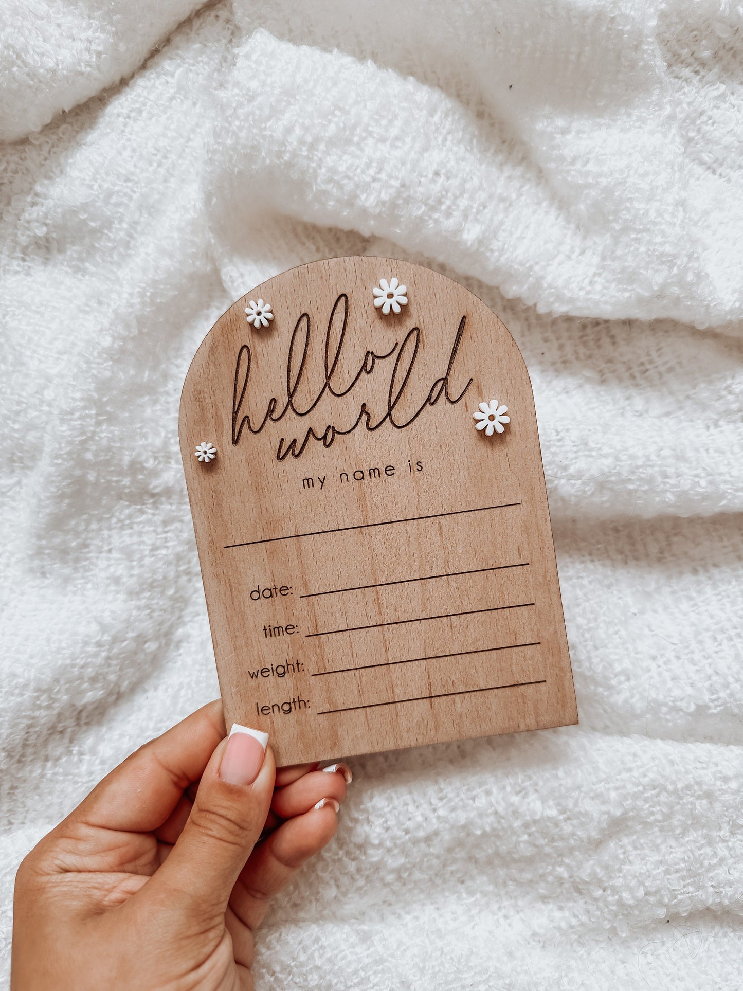 Wooden Daisy Hello World Baby Plaque. Keepsake Newborn Decoration. Wooden Baby Gift. Social Media Photo Prop Disc