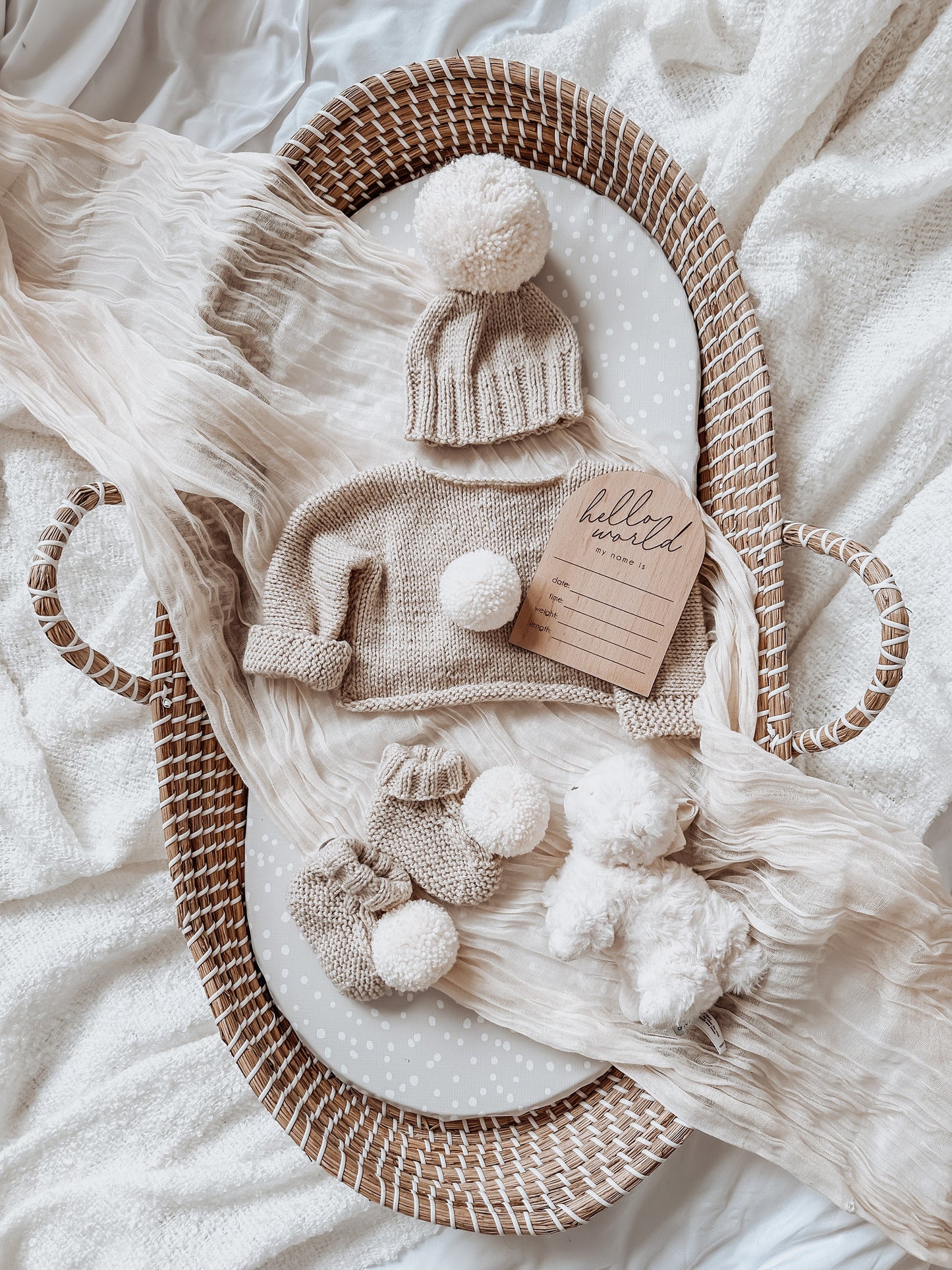 Wooden Hello World Baby Plaque. Keepsake Newborn Decoration. Wooden Baby Gift. Social Media Photo Prop Disc